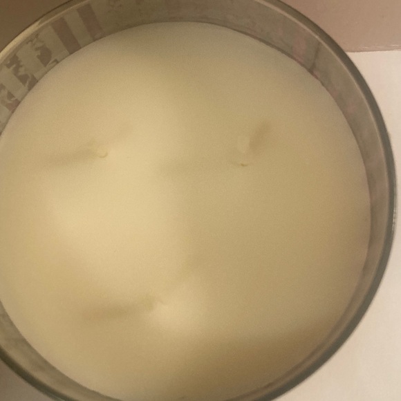 Bath & Body Works Bridgerton Wisteria Garden Candle - Picture 3 of 3